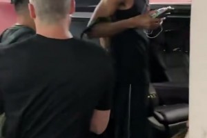 “高僧”文班抵达北京 球迷们大喊“go spurs go”